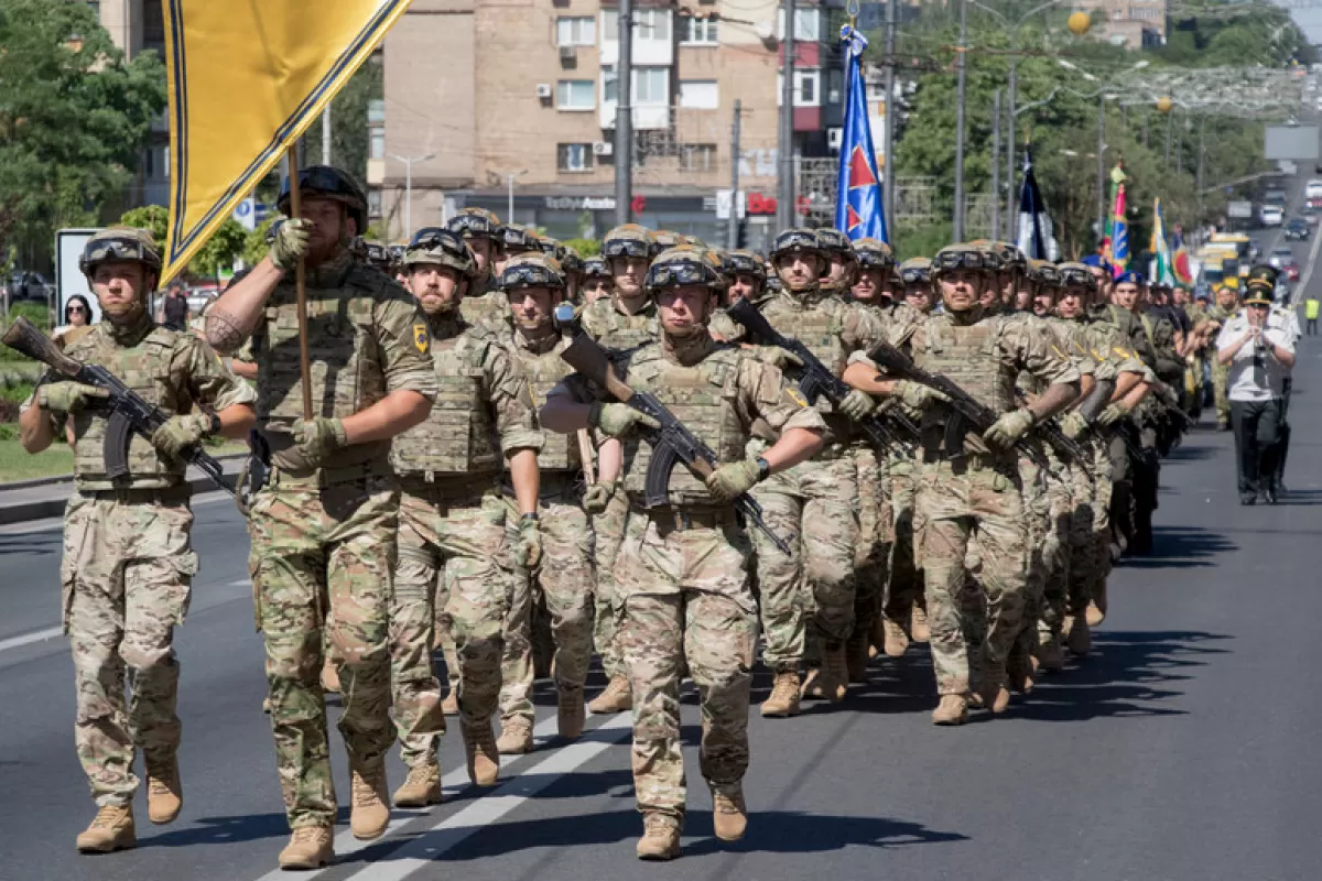 Membrii regimentului Gărzii Naționale ucrainene „Azov” mărșăluiesc în centrul orașului Mariupol, din estul Ucrainei, Ucraina, 15 iunie 2019.