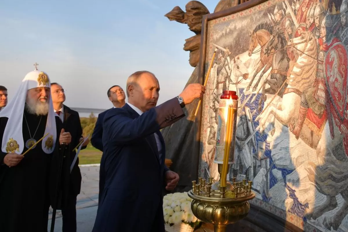 Președintele rus, Vladimir Putin, și Patriarhul Kiril al Moscovei și al Întregii Rusii participă la o ceremonie de inaugurare a Memorialului prințului Alexandru Nevski și gărzii sale de pe malul lacului Peipsi (Chudskoye), în presupusul loc al bătăliei din 1242, pentru a marca împlinirea a 800 de ani de naștere a lui Nevski, în regiunea Pskov, Rusia, 11 septembrie 2021.