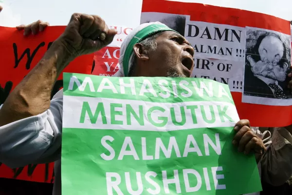 Romancierul anglo-indian Salman Rushdie este „pe cale de recuperare”