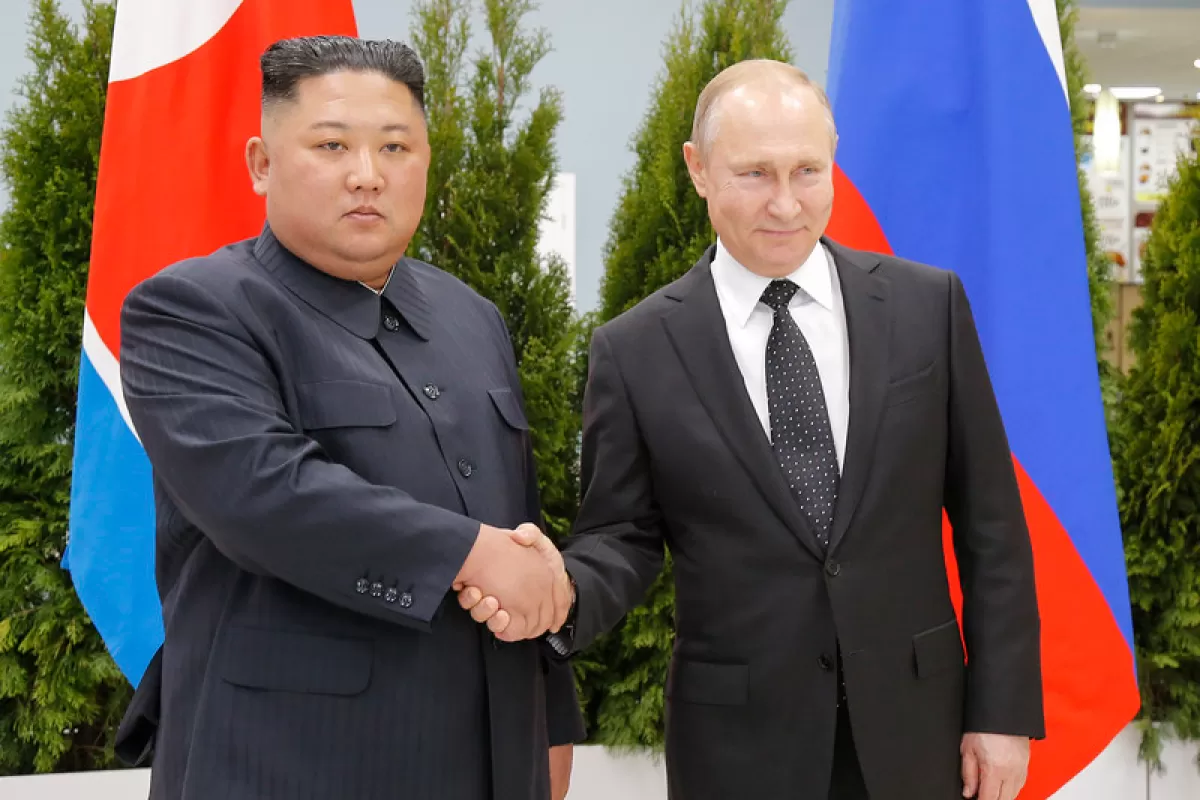 Președintele rus Vladimir Putin îl salută pe liderul nord-coreean Kim Jong Un, la Vladivostok, Rusia, 25 aprilie 2019.