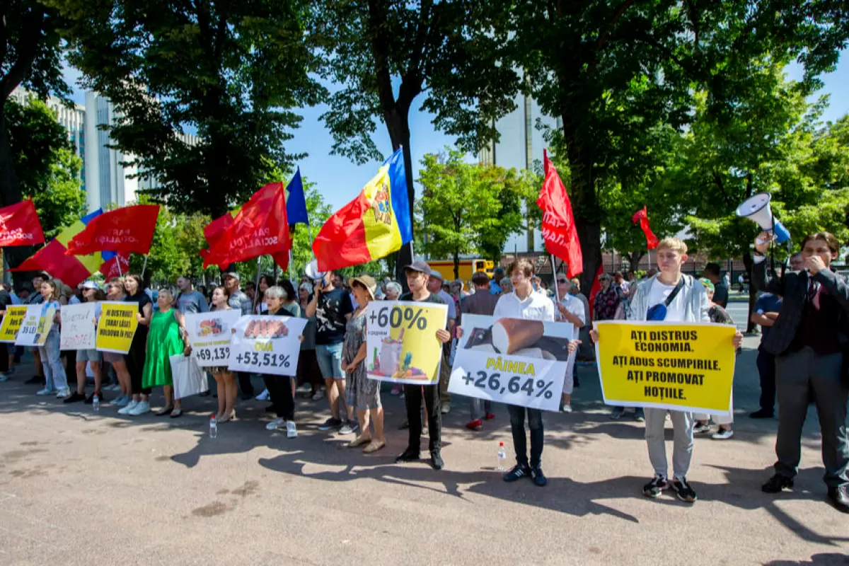 Susținători ai Partidului Socialiștilor și Partidului Comuniștilor participă la un protest în fața clădirii Parlamentului din Chișinău, Moldova, 07 iulie 2022.