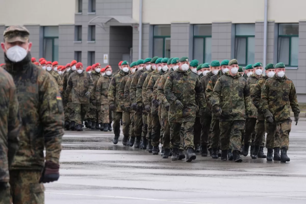 Soldații germani ai batalionului cu prezență înaintată (EFP) din Lituania participă la o ceremonie în timpul unei vizite a ministrului german al apărării Lambrecht la baza militară Rukla, Lituania, 22 februarie 2022.