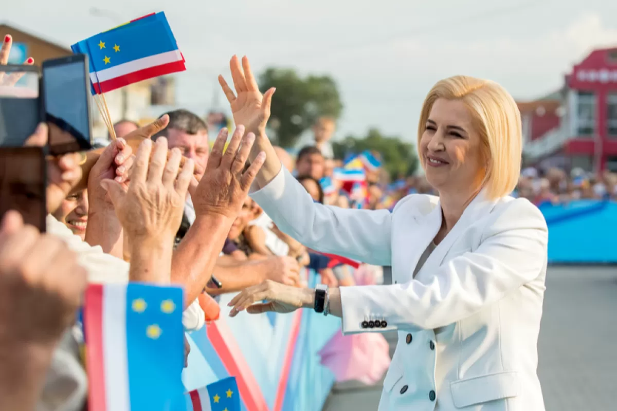 Irina Vlah, desemnată guvernatoare a autonomiei găgăuze a Moldovei (Bașkan), strânge mâna susținătorilor săi în cadrul ceremoniei de inaugurare, în orașul Comrat, la 112 km sud de Chișinău, Moldova, 19 iulie 2019.