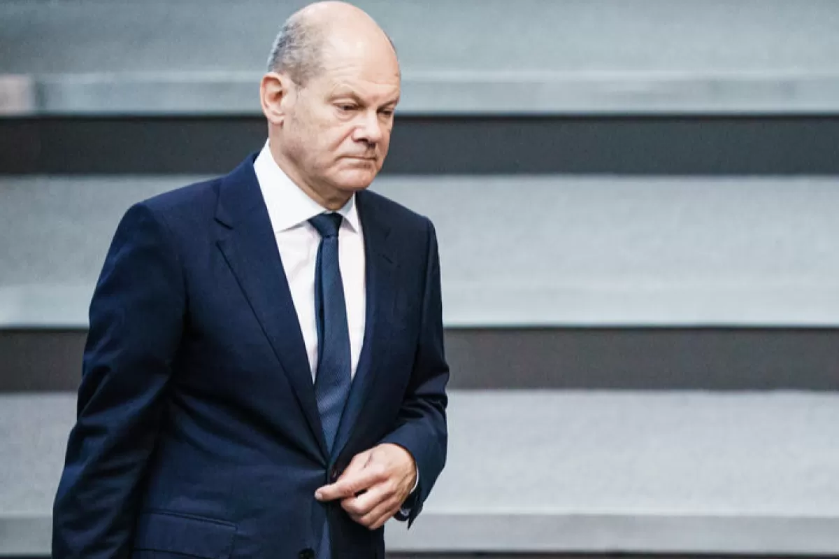 epa10163620 Cancelarul german Olaf Scholz sosește la începutul unei sesiuni parlamentare, la Berlin, pentru dezbateri despre bugetul federal