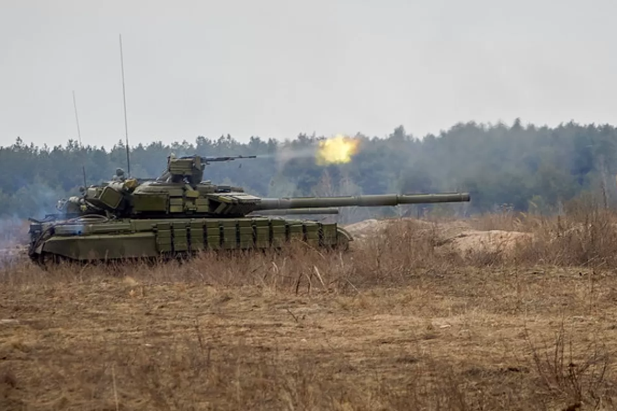 Epa04659266 Un tanc ucrainean în apropiere de Harkov, la antrenamentele militare din 2015