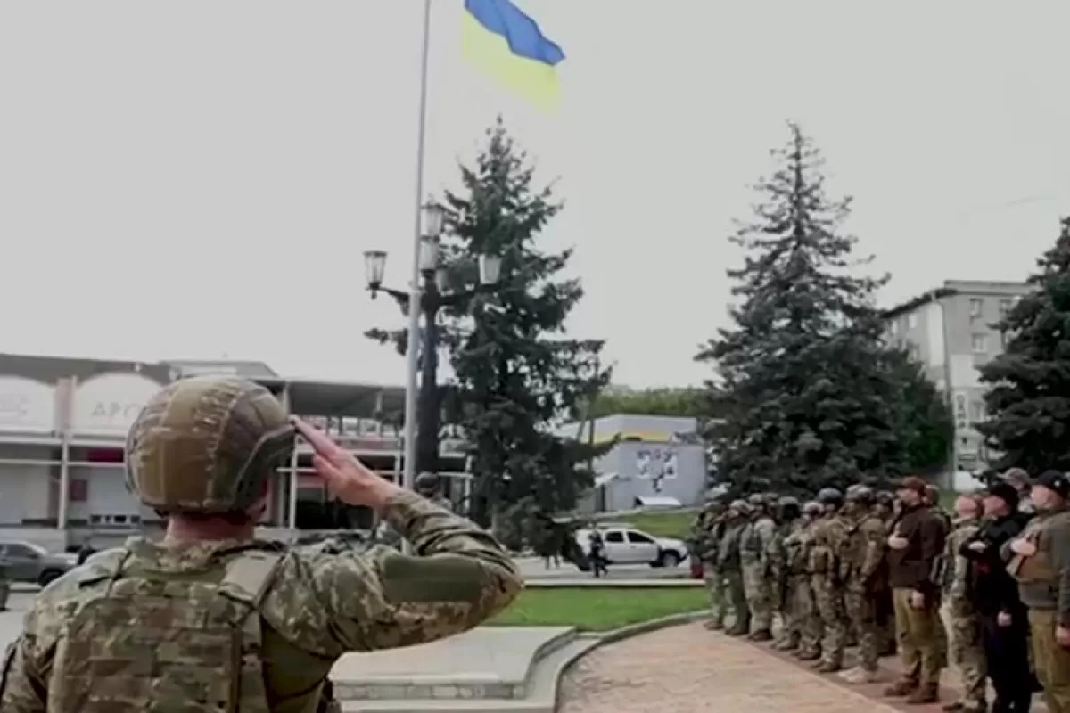 Un cadru luat dintr-un videoclip pus la dispoziție de Ministerul ucrainean al Apărării arată un steag ucrainean arborat în centrul localității Balaklia, regiunea Harkiv, Ucraina, 10 septembrie 2022.