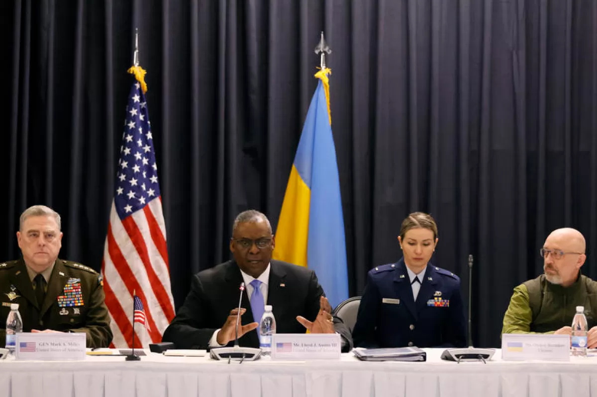 Secretarul american al Apărării Lloyd J. Austin III vorbește în prezența ministrului ucrainean al apărării Oleksii Reznikov și a șefului statelor majore reunite ale SUA, generalul Mark Milley, în timpul unei întâlniri a miniștrilor apărării la baza aeriană americană din Ramstein, Germania, 26 aprilie 2022.