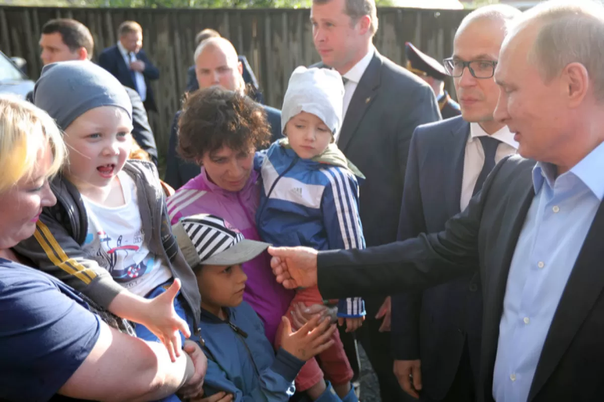 Președintele rus Vladimir Putin vorbește cu localnicii în timpul unei vizite de lucru la Izhevsk, Udmurtia, Rusia, 27 iunie 2017.