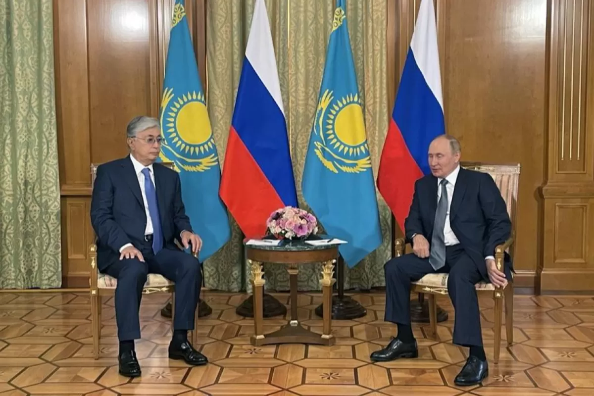 Președintele rus Vladimir Putin și președintele kazah Kassym-Jomart Tokayev participă la o întâlnire în stațiunea de la Marea Neagră Soci, Rusia, 19 august 2022.