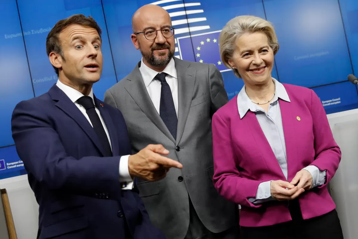 Președintele francez Emmanuel Macron, președintele Consiliului European Charles Michel și președintele Comisiei Europene Ursula von der Leyen în timpul unei conferințe de presă la sfârșitul celei de-a doua zile a Summit-ului UE la Bruxelles, Belgia, 24 iunie 2022.