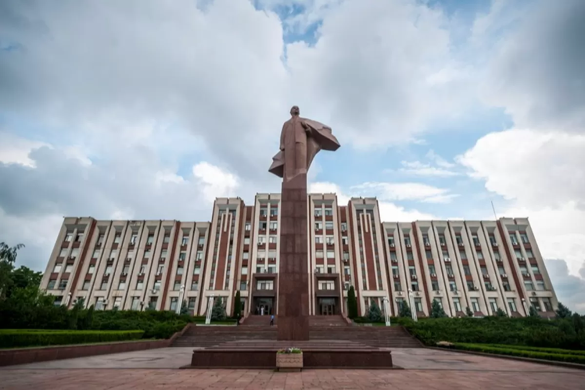 Un monument al lui Lenin în fața clădirii Parlamentului din Tiraspol, capitala provinciei separatiste transnistrene a Moldovei, autoproclamata Republică Moldova Pridnestroviană, la 7 iunie 2013.