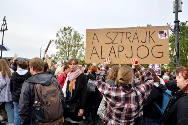 Profesorii protestează în Ungaria din cauza salariilor mici și a lipsei de personal din învățământ