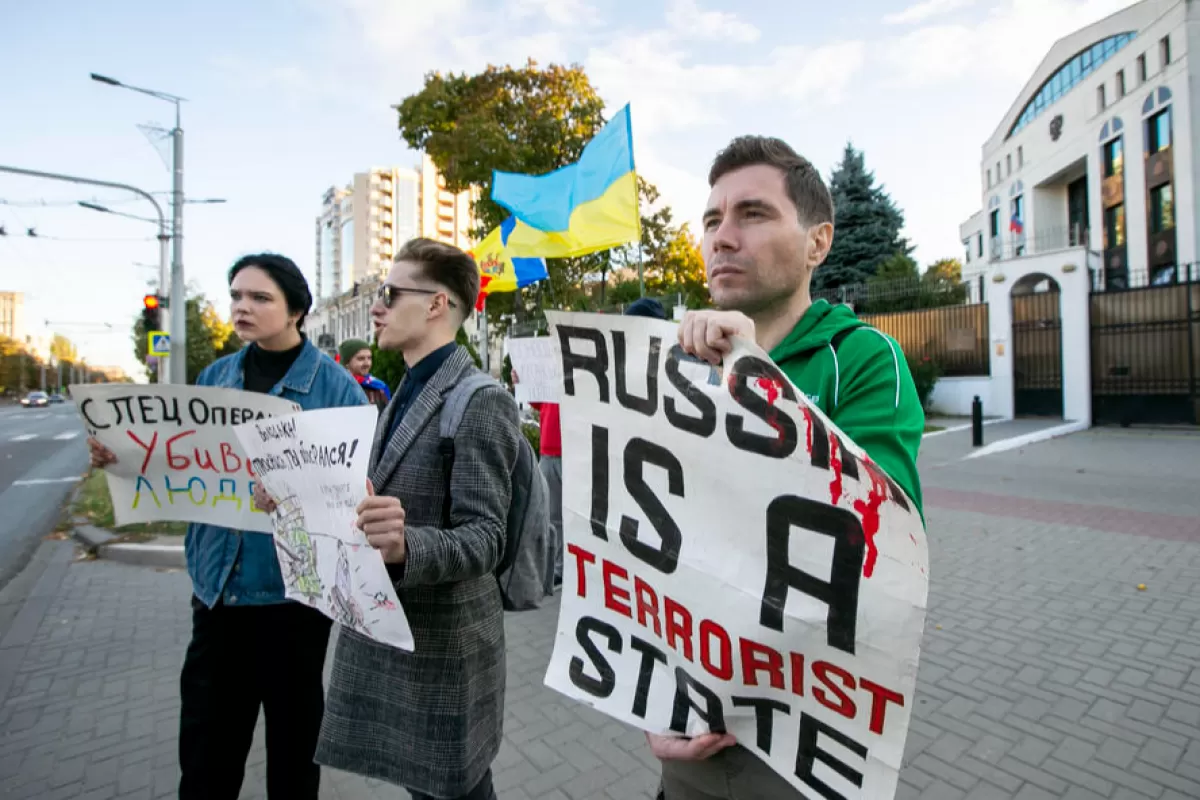 Refugiații ucraineni și cetățenii moldoveni protestează împotriva războiului din Ucraina, în fața Ambasadei Rusiei la Chișinău, Moldova, 02 octombrie 2022.