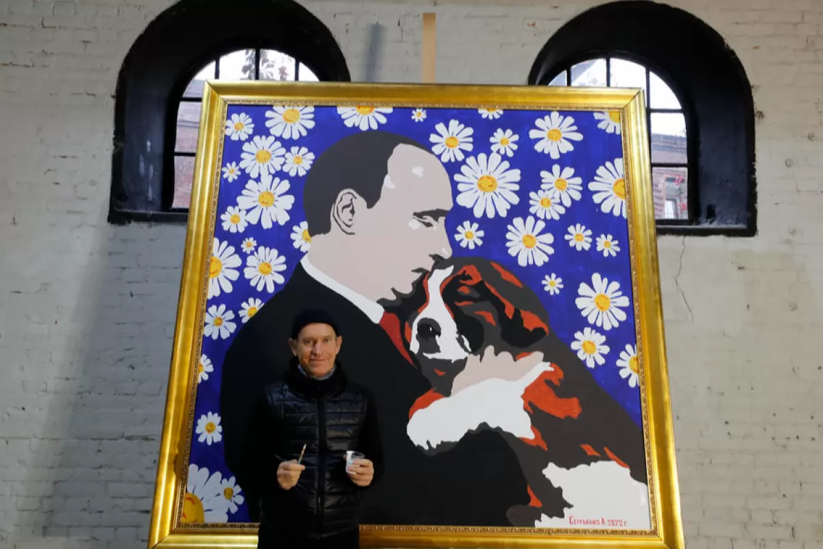 Artistul rus Alexey Sergienko pozează în fața piesei sale de artă „Putin cu un cățel” (pânză/ulei, 200x200 cm) dedicată președintelui rus Vladimir Putin la Sankt Petersburg, Rusia, 06 octombrie 2022.