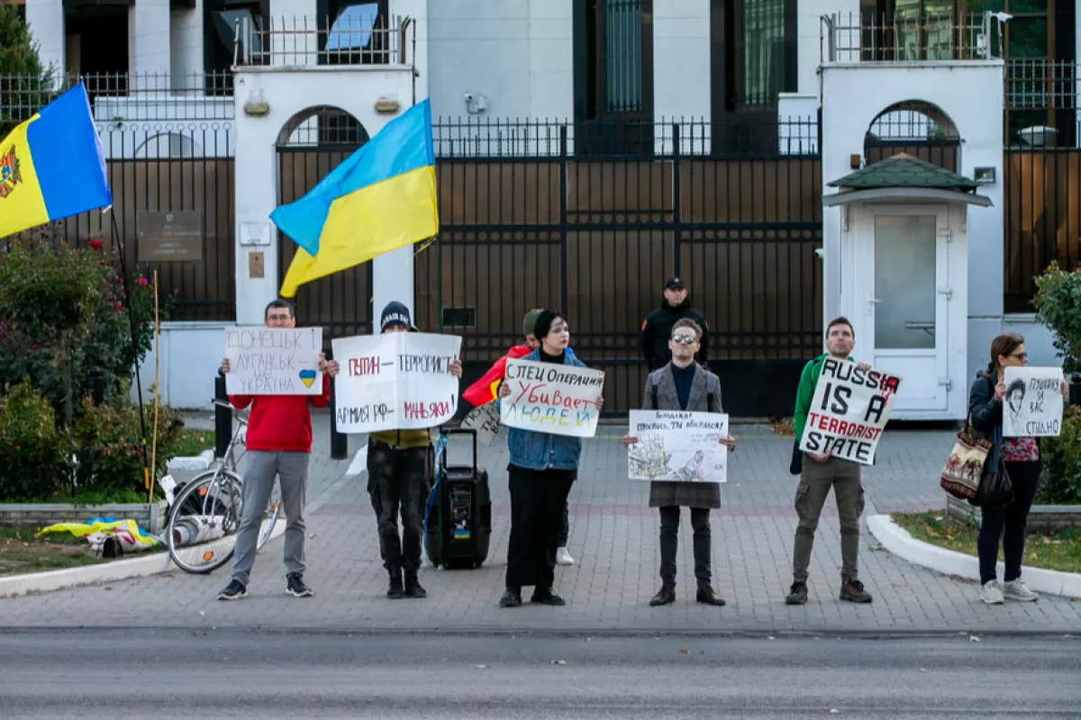 Refugiații ucraineni și cetățenii moldoveni protestează împotriva războiului din Ucraina, în fața Ambasadei Rusiei la Chișinău, Republica Moldova, 02 octombrie 2022.