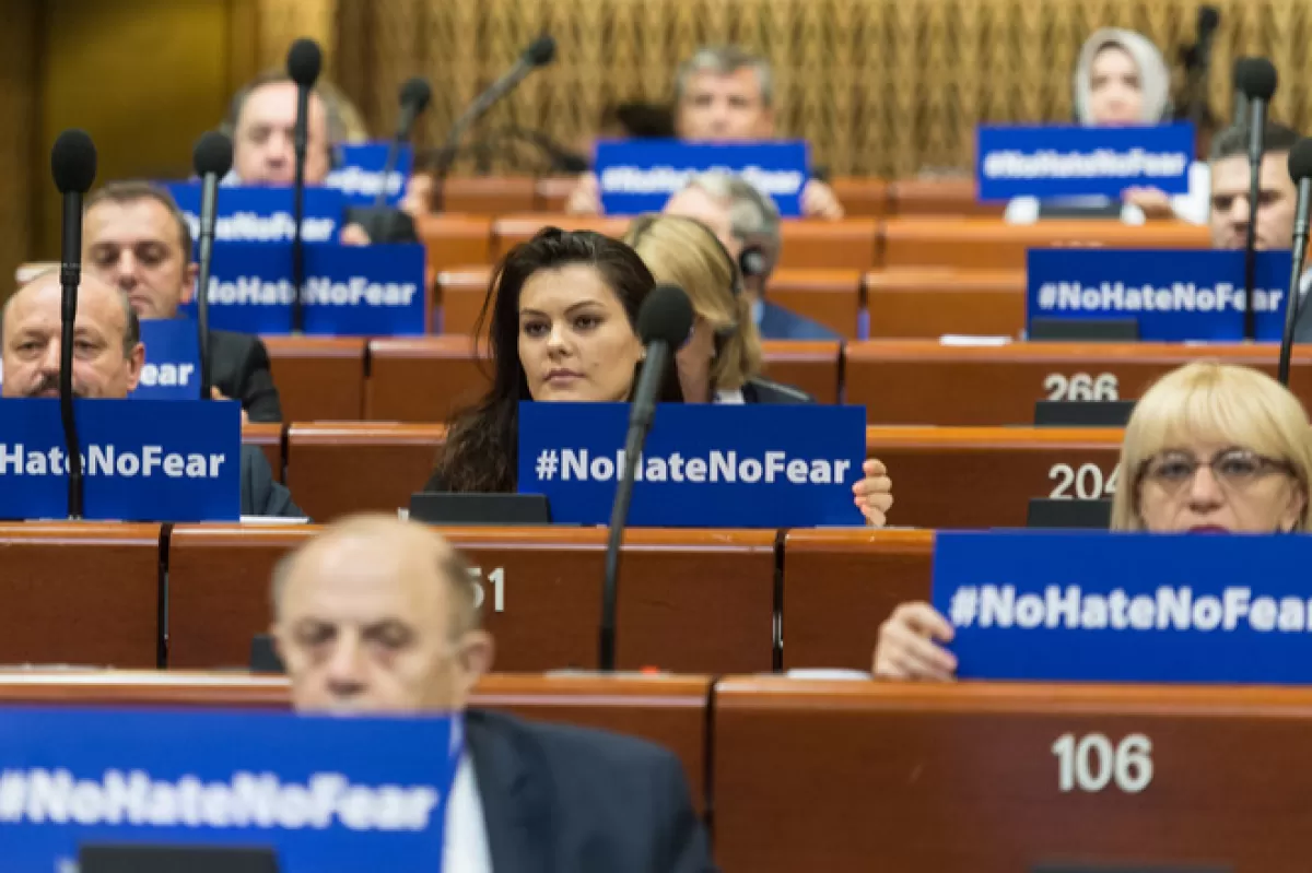 Membrii Consiliului Europei (APCE) prezintă semne cu „#NoHateNoFear” la Strasbourg, Franța, 20 iunie 2016.