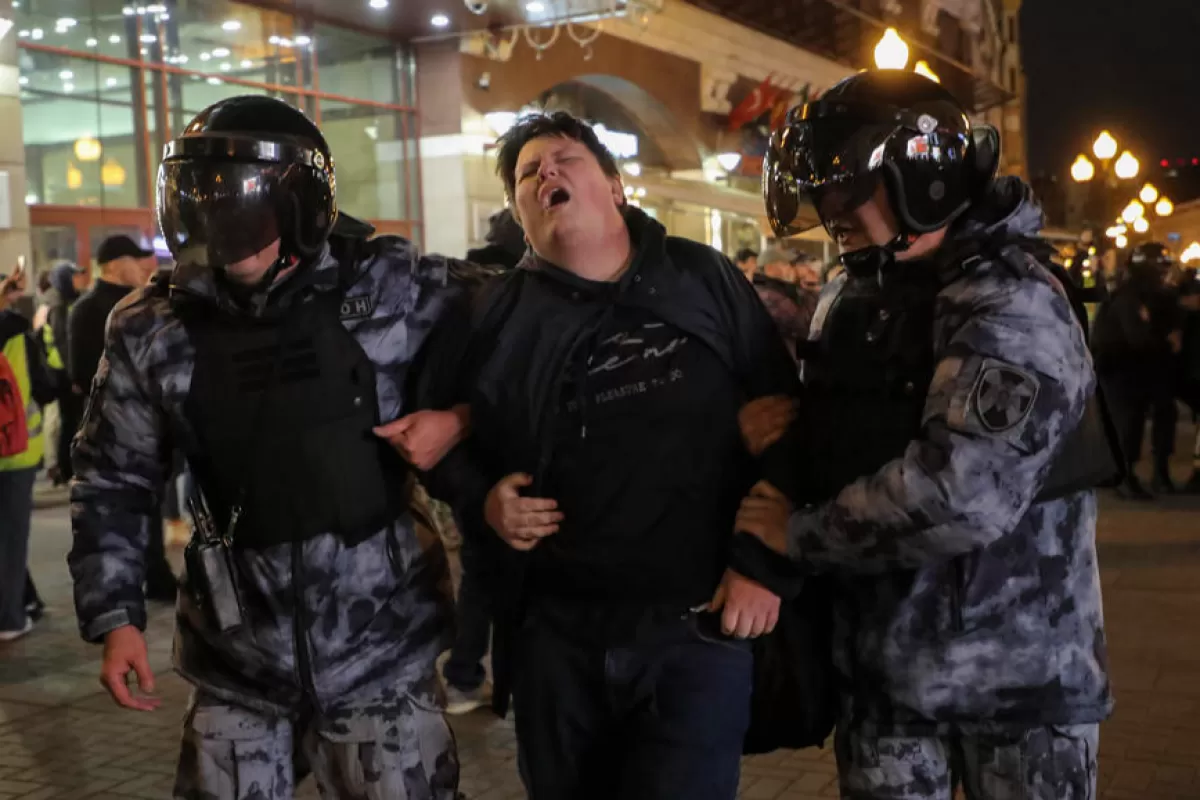 Polițiști ruși rețin un participant la un protest neautorizat împotriva mobilizării parțiale în centrul Moscovei, Rusia, 21 septembrie 2022.