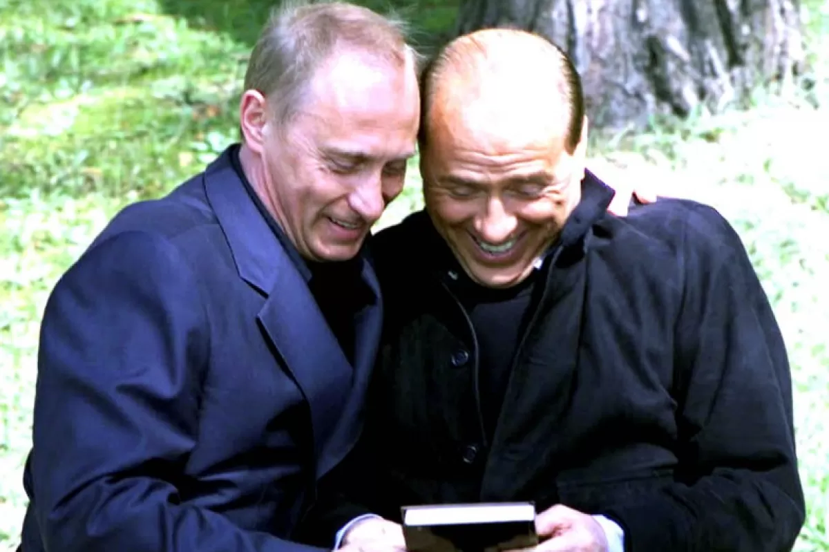 Președintele rus Vladimir Putin și prim-ministrul italian Silvio Berlusconi examinează cartea „Efectul Berlusconi” publicată la Moscova, în timpul întâlnirii lor la reședința lui Putin din stațiunea Soci de la Marea Neagră pe 2 aprilie 2002. Prim-ministrul italian a declarat că sprijină „integrarea deplină a Rusiei” în Europa, în timp ce a purtat discuții informale cu președintele Putin.