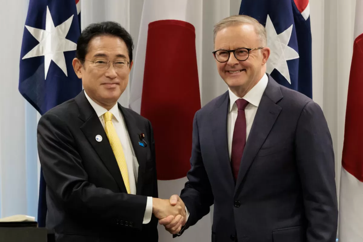 Prim-ministrul japonez  Fumio Kishida și prim-ministrul australian Anthony Albanese își strâng mâna, la Perth, Australia, 22 octombrie 2022.