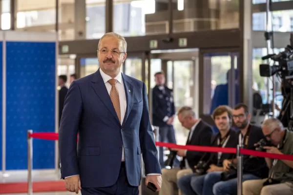 Ministrul român al Apărării, Vasile Dîncu a demisionat din funcţie, invocând „imposibilitatea colaborării" cu preşedintele Klaus Iohannis