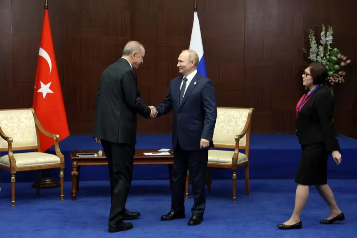 Președintele turc Recep Tayyip Erdogan strânge mâna cu președintele rus Vladimir Putin în timpul întâlnirii lor în marja celui de-al 6-lea Summit al Conferinței privind interacțiunea și măsurile de consolidare a încrederii în Asia (CICA) de la Astana, Kazahstan, 13 octombrie 2022.