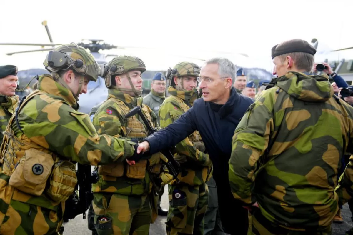 Secretarul general al NATO, Jens Stoltenberg, îi salută pe soldați în timpul unei vizite la aeroportul militar Bardufoss, Norvegia, în timpul exercițiului NATO Cold Response, 25 martie 2022.