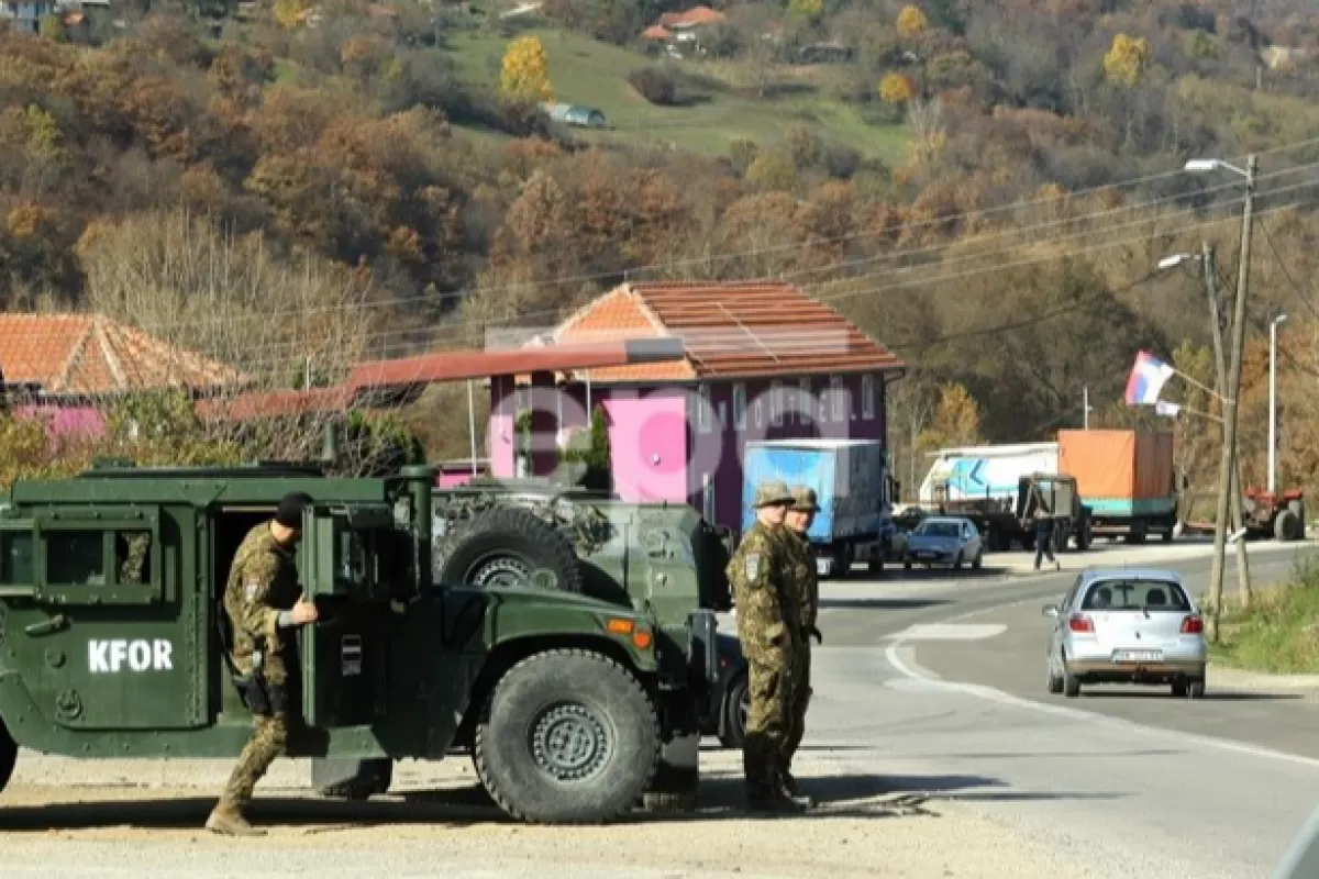 Membrii contingentului leton al forței internaționale de menținere a păcii din Kosovo (KFOR) condusă de NATO observă trecerea frontierei dintre Kosovo și Serbia la Jarinje, Kosovo, 1 noiembrie 2022. Guvernul Kosovo începe implementarea unui plan de eliminare a utilizării plăcuțelor sârbe de înmatriculare auto. Toți proprietarii de vehicule cu plăcuțe de înmatriculare sârbe sunt avertizați și îndemnați să viziteze oricare dintre Centrele de Înmatriculare a Vehiculelor și să-și înregistreze vehiculele cu plăcuțele de înmatriculare RKS. În comunitatea sârbă din Kosovo, plăcuțele de înmatriculare RKS sunt considerate inacceptabile, deoarece sugerează recunoașterea independenței Republicii Kosovo.