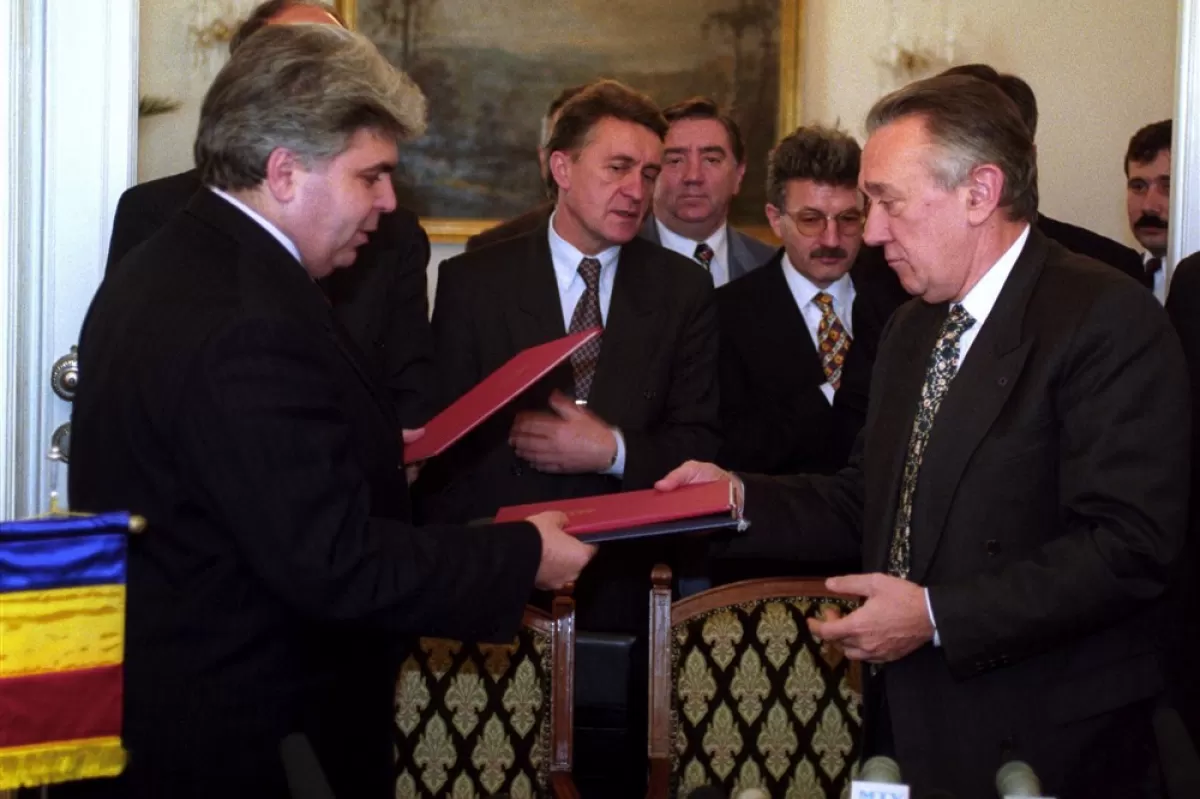 Ministrul român de externe Adrian Severin și ministrul maghiar de externe Laszlo Kovacs au făcut schimb de documente de ratificare a Tratatului de bază maghiar-român la Budapesta, Ungaria, 27 decembrie 1996.