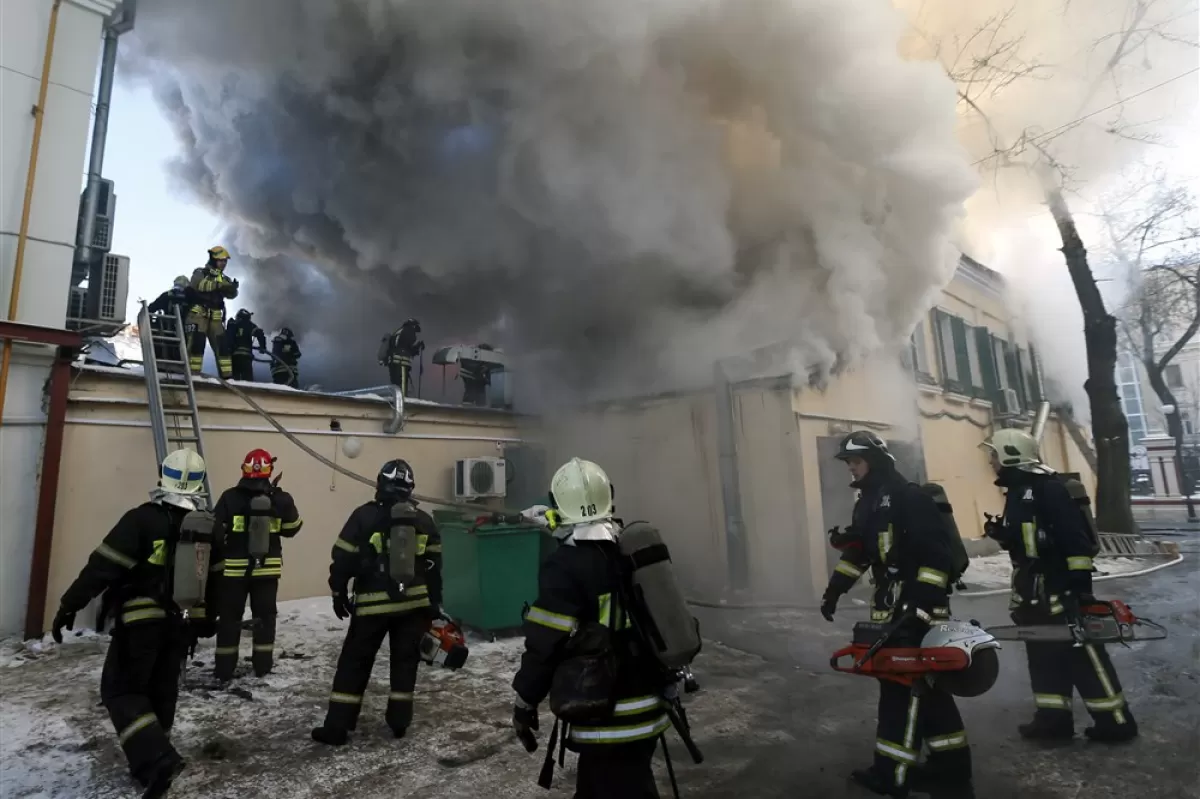 Pompierii sting un incendiu în restaurantul italian „Villa Della Pasta” din centrul Moscovei, Rusia, 29 ianuarie 2014.