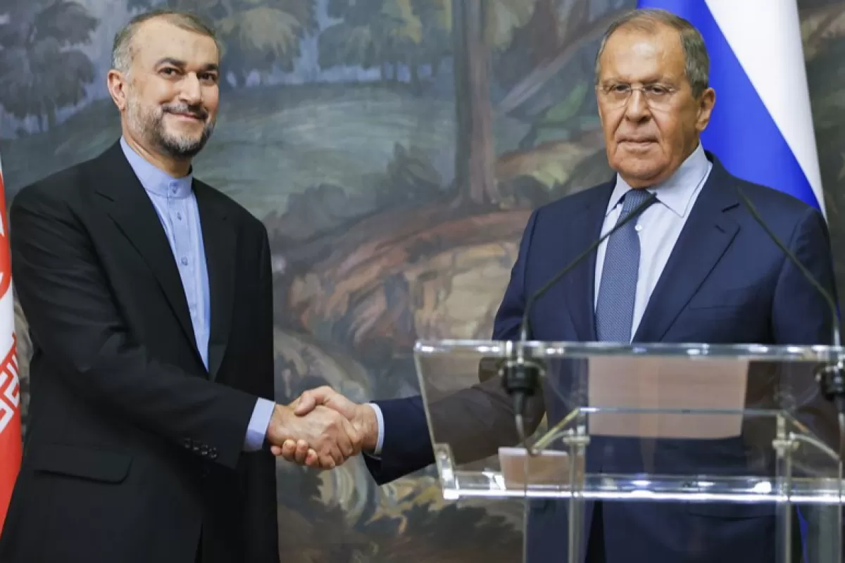 Ministrul rus de externe Serghei Lavrov îi strânge mâna ministrului iranian de externe Hossein Amir-Abdollahian în timpul unei conferințe de presă comune la Moscova, Rusia, 31 august 2022.