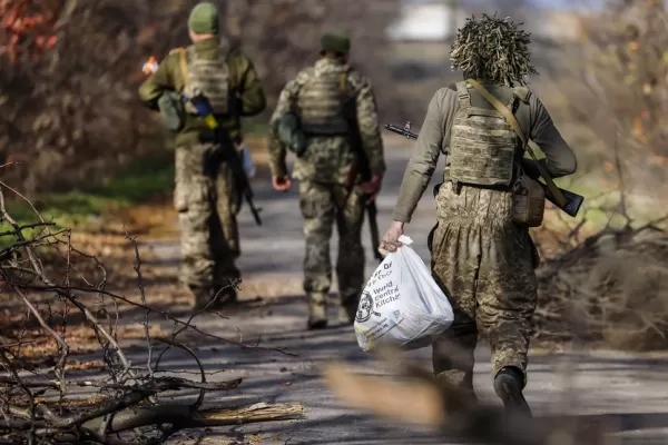RĂZBOI ÎN UCRAINA: Armata Ucrainei acuză forțele ruse că devastează orașul Herson și-i vânează pe localnicii care refuză evacuarea