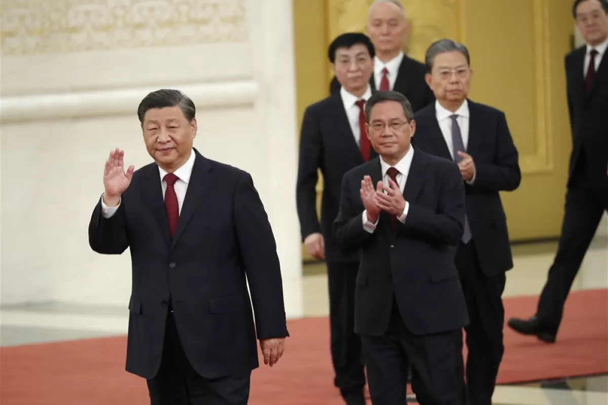 Președintele chinez Xi Jinping (L) conduce noii membri ai Comitetului permanent al Biroului Politic al Comitetului Central al celui de-al 20-lea Partid Comunist Chinez (PCC) (2 din față în spate) Li Qiang, Zhao Leji, Wang Huning, Cai Qi și Ding Xuexiang la o conferință de presă la Marea Sală a Poporului din Beijing, China, 23 octombrie 2022.