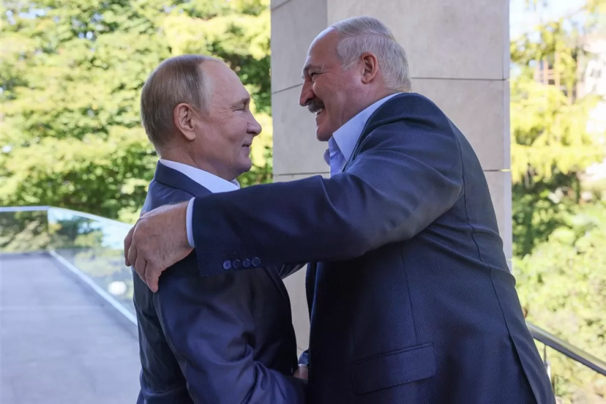 Președintele Rusiei Vladimir Putin îl salută pe președintele Belarusului, Alexander Lukașenko, în timpul întâlnirii lor de la Soci, Rusia, 26 septembrie 2022.