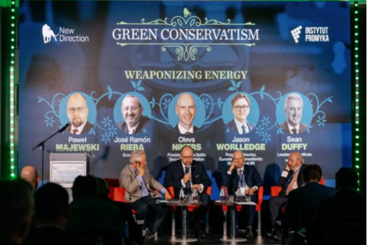 Olevs Nikers (al treilea, începând de la stânga) la o dezbatere despre energie