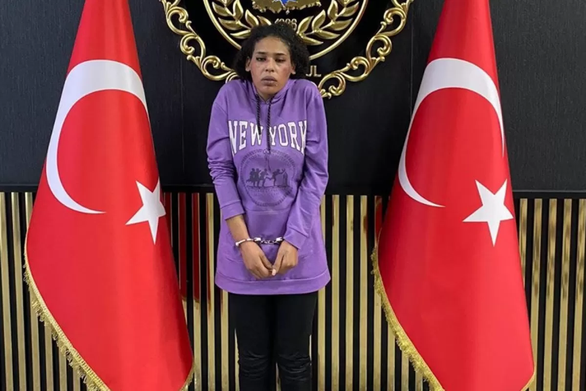 O poză furnizată de Departamentul de Poliție din Istanbul o arată siriana Ahlam Albashir, principala suspectă în spatele exploziei mortale din ajun, din centrul Istanbulului, în timp ce se afla în custodia poliției la Istanbul, Turcia, 14 noiembrie 2022. 