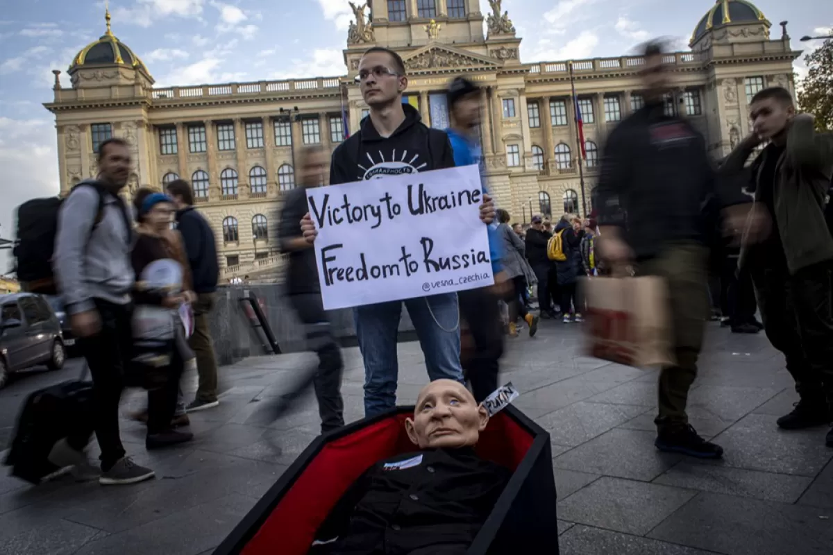 Un manechin care îl înfățișează pe președintele rus Vladimir Putin zace în sicriu în timp ce oamenii se adună în timpul protestului „Cehia împotriva fricii” din Piața Wenceslas din Praga, Republica Cehă, 30 octombrie 2022.