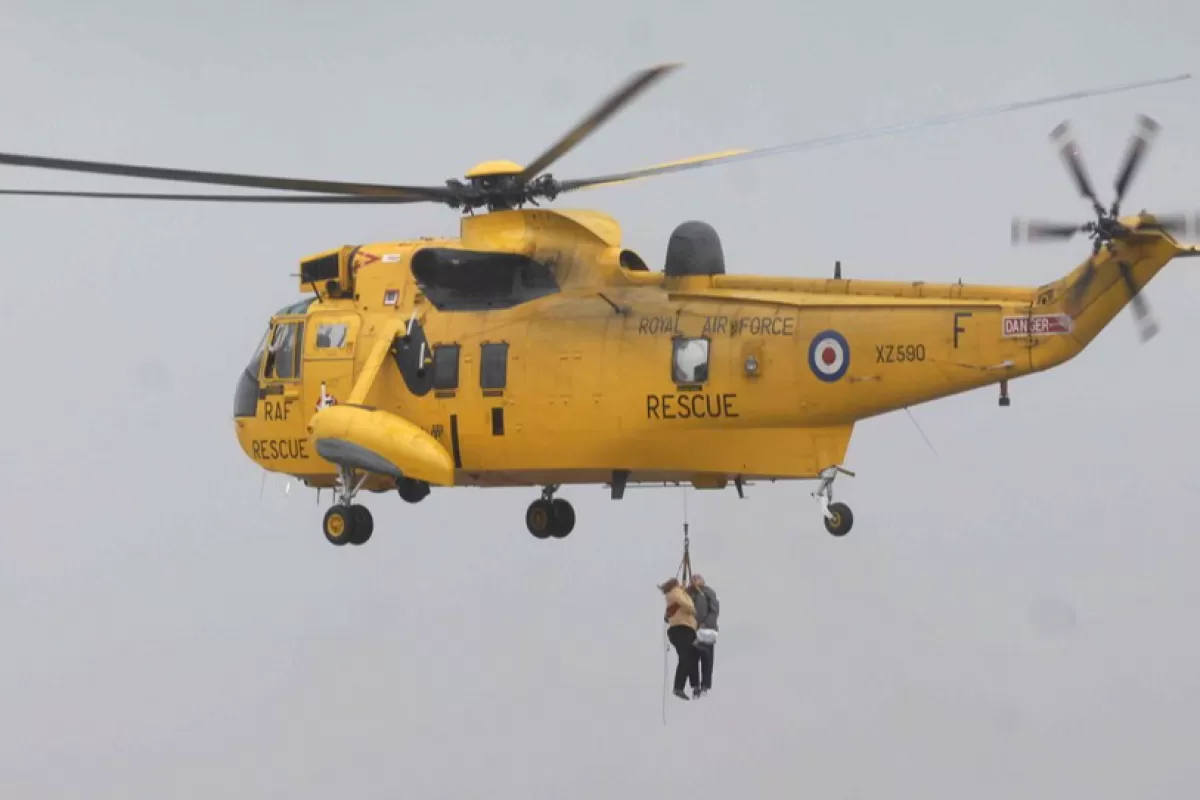 Oameni salvați din zona de inundații de un elicopter Sea King RAF (Royal Air Force) în Evesham, Worcestershire, centrul Angliei, 21 iulie 2007.