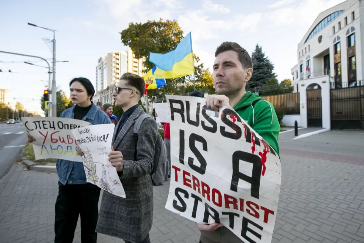 Refugiați ucraineni și cetățeni moldoveni protestează față de războiul din Ucraina, în fața Ambasadei Rusiei la Chișinău, Republica Moldova, 02 octombrie 2022.