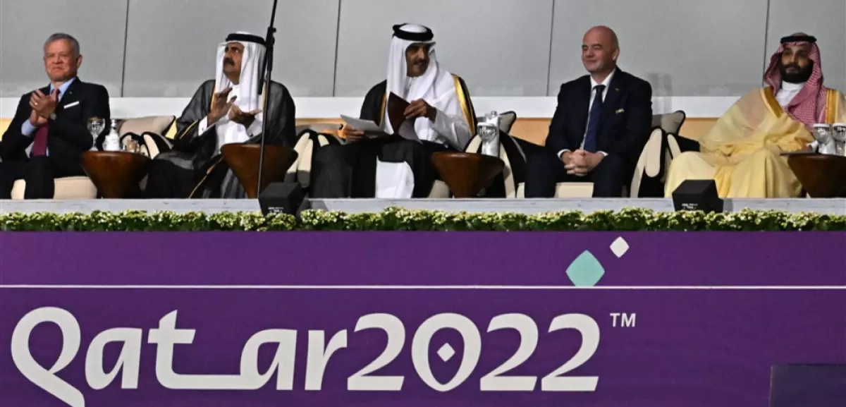 Emirul Qatarului, șeicul Tamim bin Hamad Al Thani, președintele FIFA, Gianni Infantino, Prințul moștenitor saudit, Mohammed bin Salman Al Saud, și regale Iordaniei, Abdullah II bin Al-Hussein, în timpul Ceremoniei de deschidere a Campionatului Mondial, pe stadionul Al Bayt din Al Khor, Qatar, 20 noiembrie 2022.