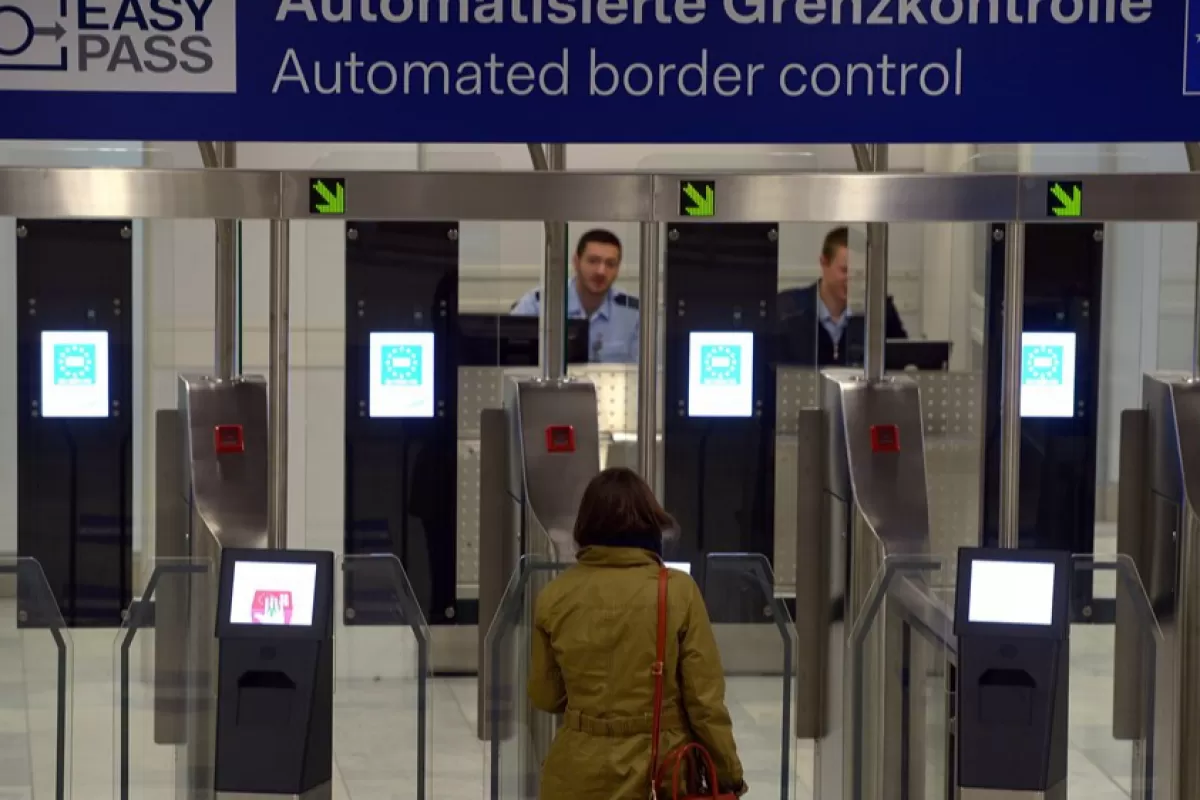 Punctul de control al pașapoartelor pentru cetățenii Uniunii Europene de pe aeroportul Düsseldorf, care folosește noul sistem automat de control al trecerii ușoare, Germania, 02 mai 2014. Călătorii își pun pașapoartele pe un cititor care compară o fotografie a camerei cu fotografia din pașaport. Dacă datele biometrice se potrivesc și pasagerul nu se află pe o listă căutată, se deschide poarta de frontieră.