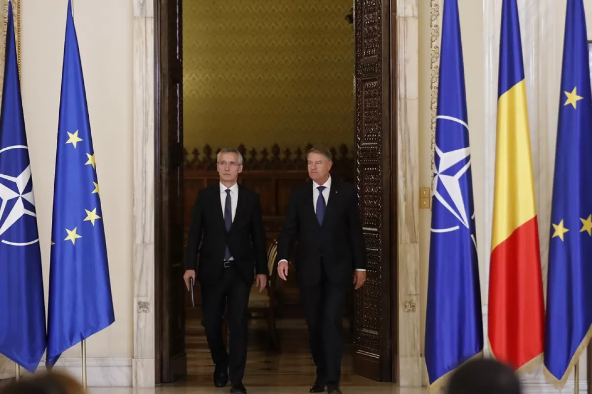 Secretarul general NATO Jens Stoltenberg și președintele României Klaus Iohannis participă la o conferință de presă la finalul întâlnirii lor de la Palatul Prezidențial Cotroceni din București, România, 28 noiembrie 2022. Miniștrii de externe din 30 de țări NATO se vor reuni în capitala României în perioada 29-30 noiembrie 2022 pentru să abordeze invazia Rusiei în Ucraina, sprijinul NATO pentru administrația de la Kiev și partenerii regionali și să găsească noi modalități de a consolida flancul estic al alianței.