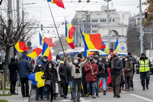 How Romanian parties try to win voters in the Republic of Moldova. Connections with controversial figures, branches with a handful of members and partnerships with local parties