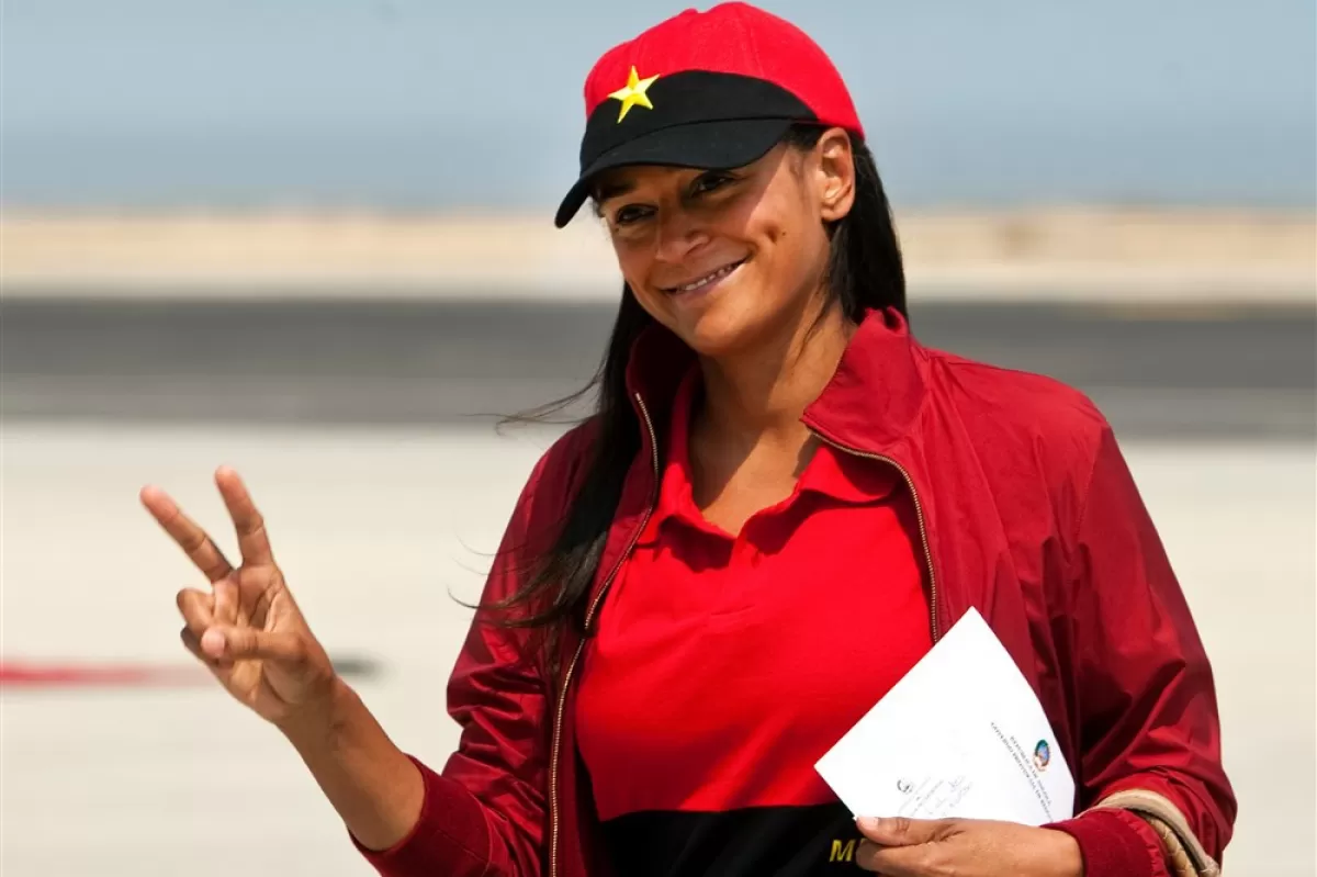 O fotografie din 27 august 2012 o arată pe Isabel dos Santos pozând și făcând semnul V în Lobito, Angola, 29 ianuarie 2013