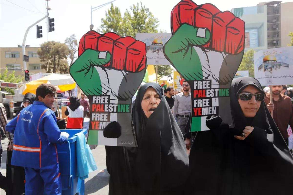 Femei iraniene țin pancarte în favoarea Palestinei și Yemenului în timpul unui miting anti-Israel care marchează Ziua Al-Quds (Ziua Ierusalimului), la Teheran, Iran, 10 iulie 2015.