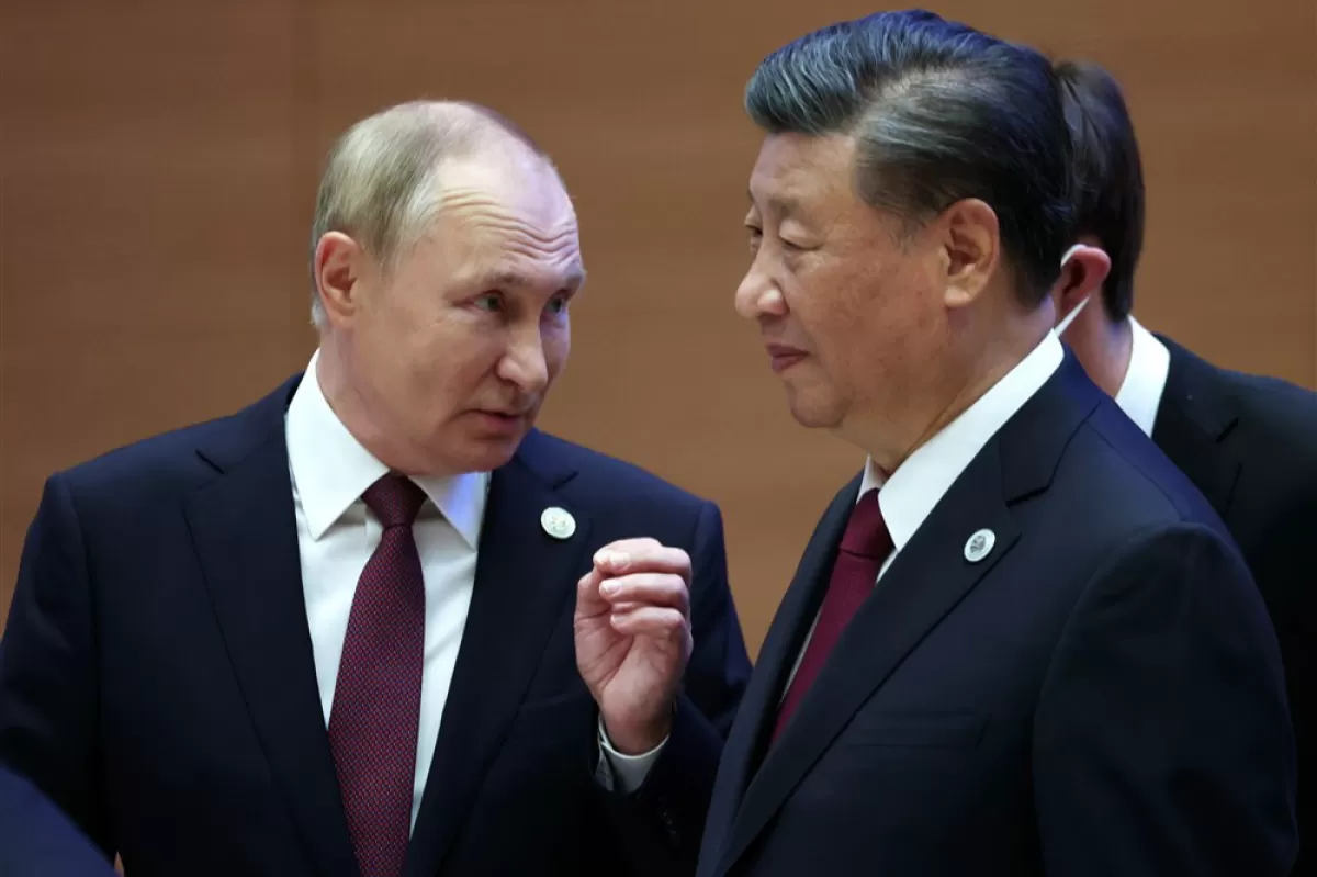 Președintele rus Vladimir Putin vorbește cu președintele chinez Xi Jinping după întâlnirea în format restrâns a celui de-al 22-lea Summit al Consiliului șefilor de stat al Organizației de Cooperare de la Shanghai (SCO-HSC), la Samarkand, Uzbekistan, 16 septembrie 2022.