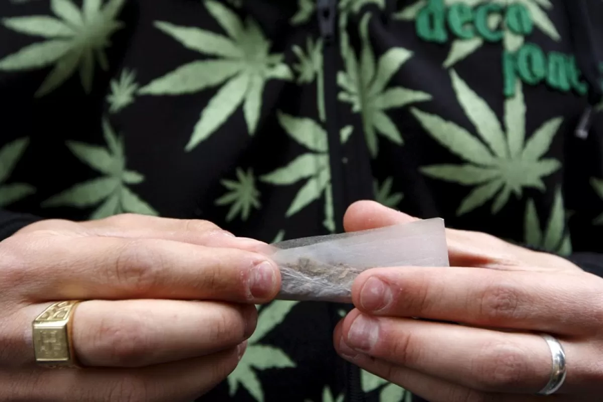 A PARTICIPANT MAKES A JOINT