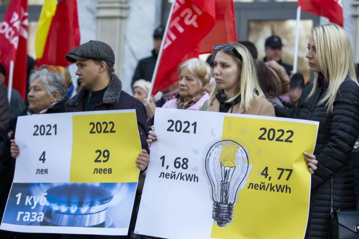 Susținători ai Partidului Comuniștilor și Partidului Socialiștilor participă la un protest în fața Agenției Naționale pentru Reglementare în Energetică (ANRE) la Chișinău, Moldova, 04 noiembrie 2022.
