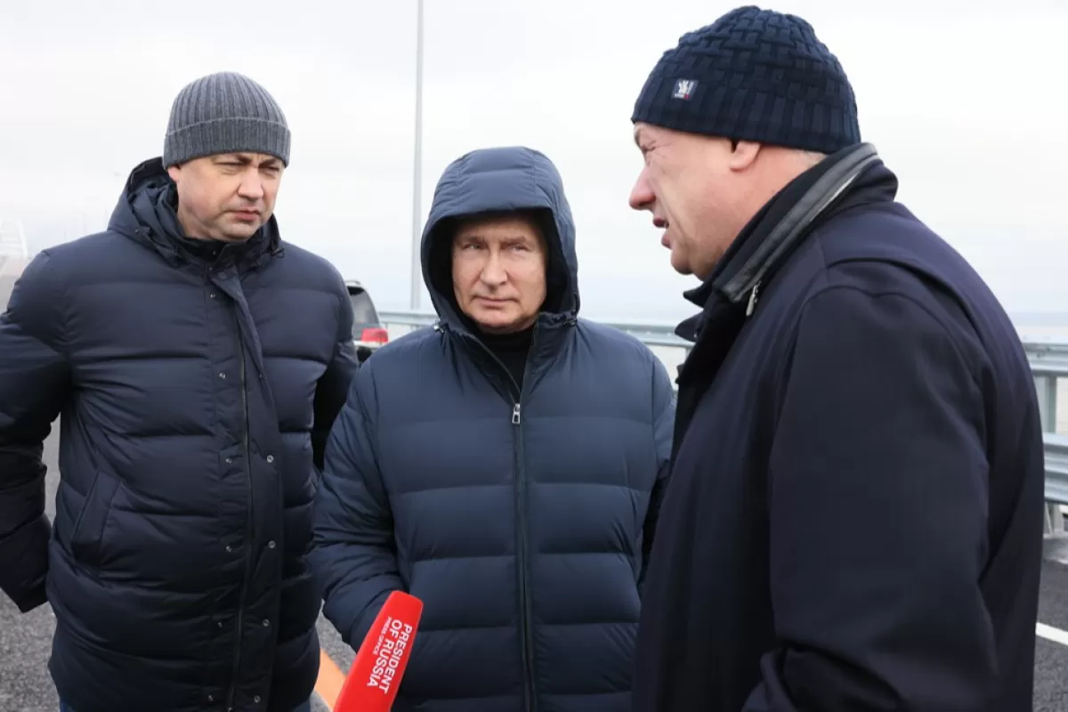 Russian President Putin visits repaired Crimean Bridge damaged by bomb in October