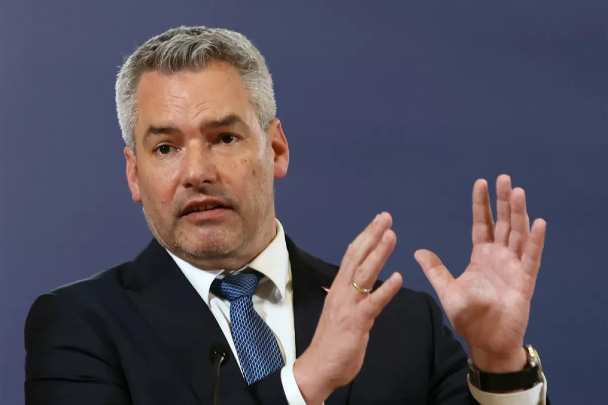 Cancelarul austriac Karl Nehammer se adresează presei după a doua întâlnire trilaterală la nivel înalt dintre Ungaria, Serbia și Austria la Belgrad, Serbia, 16 noiembrie 2022.