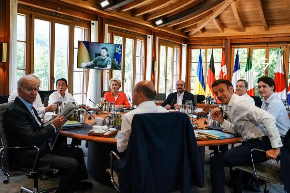 Liderii G7 - președintele american Joe Biden, prim-ministrul japonez Fumio Kishida, cancelarul german Olaf Scholz, președintele Consiliului European Charles Michel și președintele francez Emmanuel Macron îl ascultă pe președintele ucrainean Volodymyr Zelensky (pe ecran) vorbind prin link video în timpul summitului G7 la Castelul Elmau din Kruen, Germania, 27 iunie 2022. 